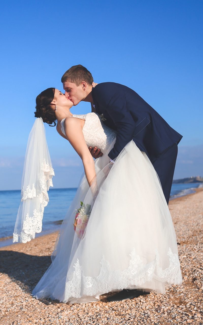 Brautpaar-am-Strand-kuessend-01-edited-1