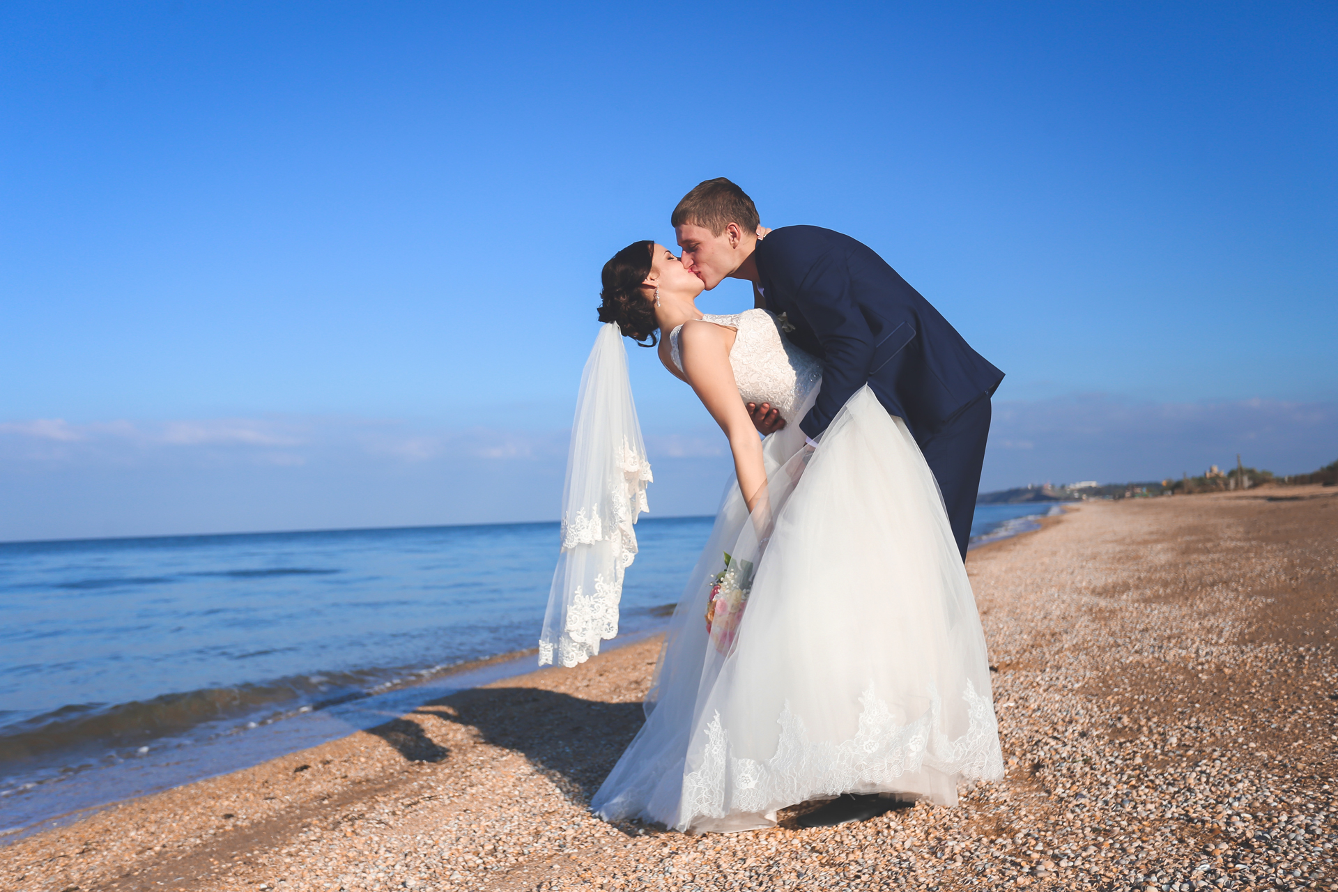 Brautpaar-am-Strand-kuessend-01