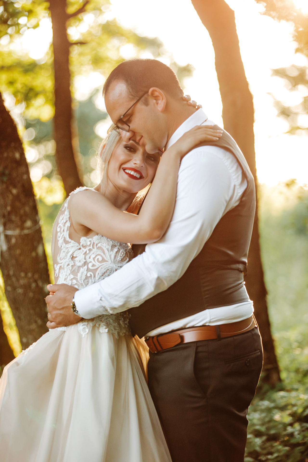 Brautpaar-umarmt-sich-01 (1)