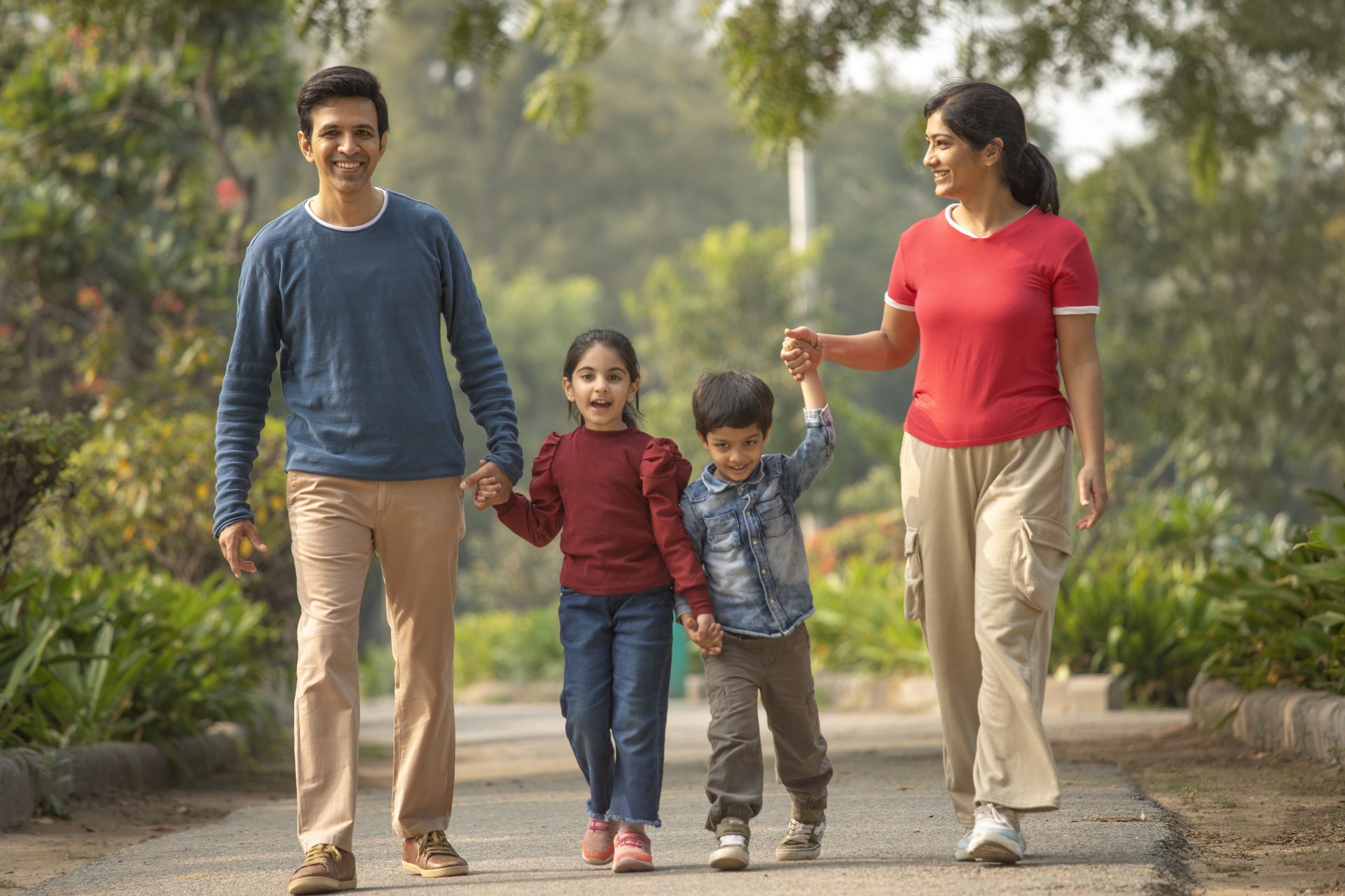 Familie-geht-spazieren-1920×1280
