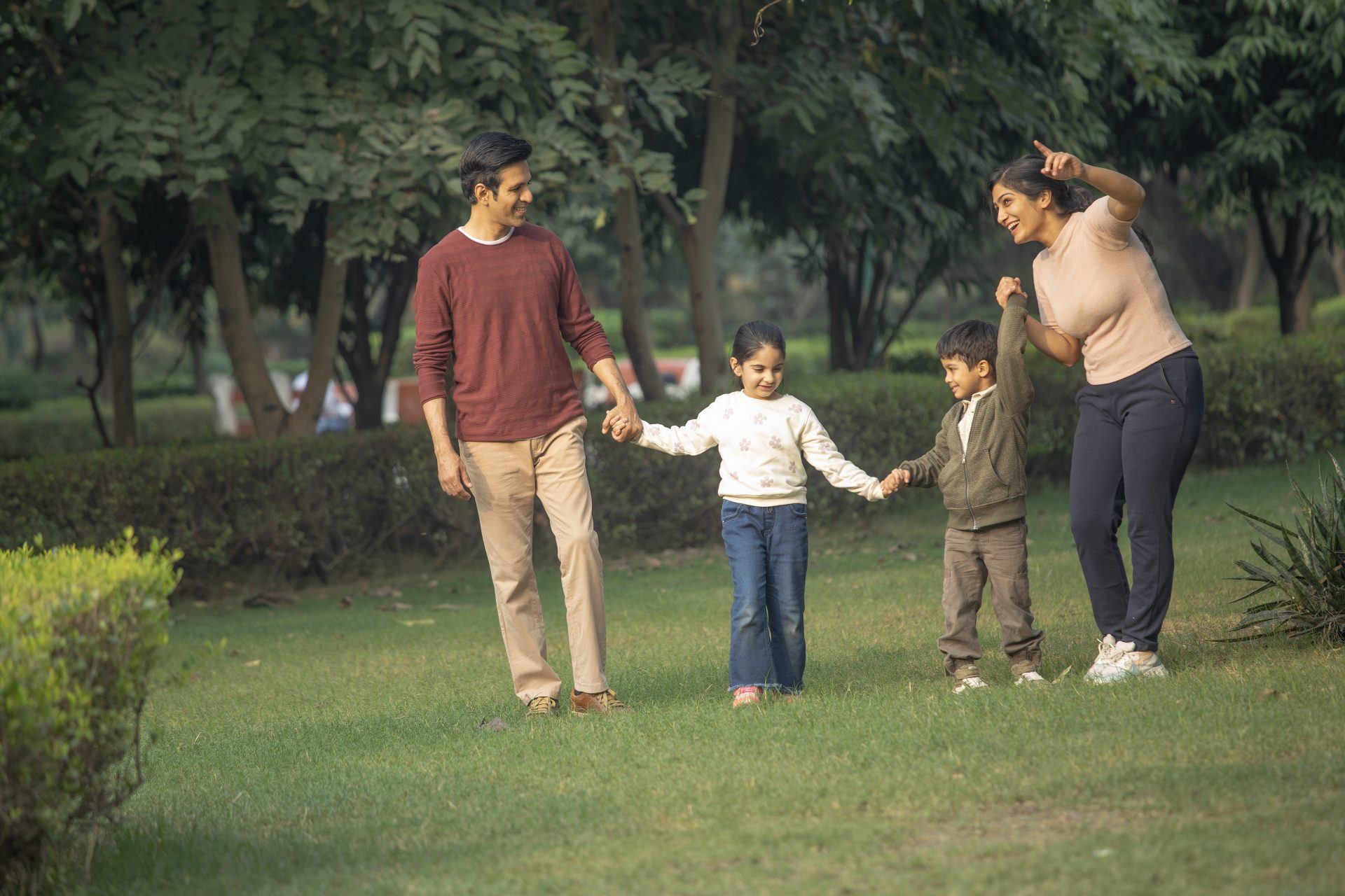 Familie-mit-Kindern-im-Park-1920×1280