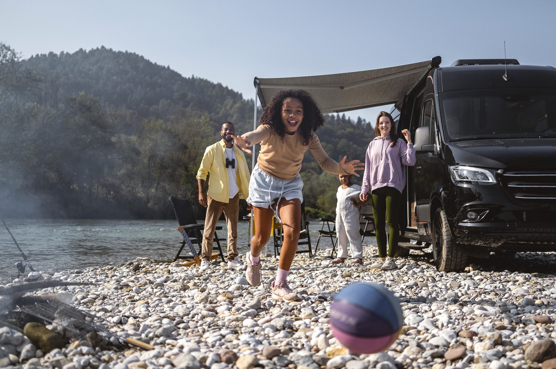 Familienportrai-am-Fluss-1920×1273