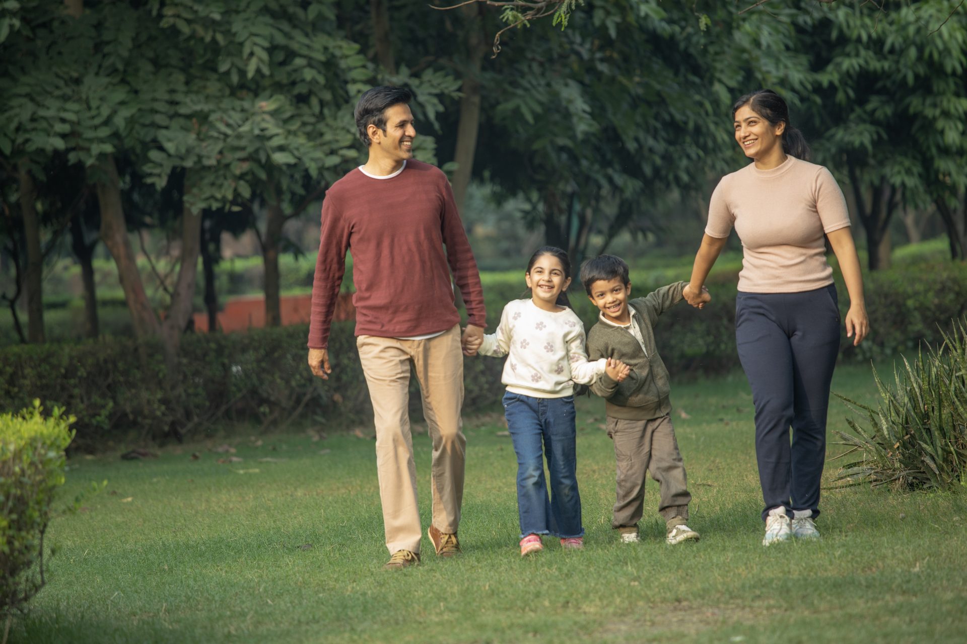 Familienportrait-im-Park-1920×1280