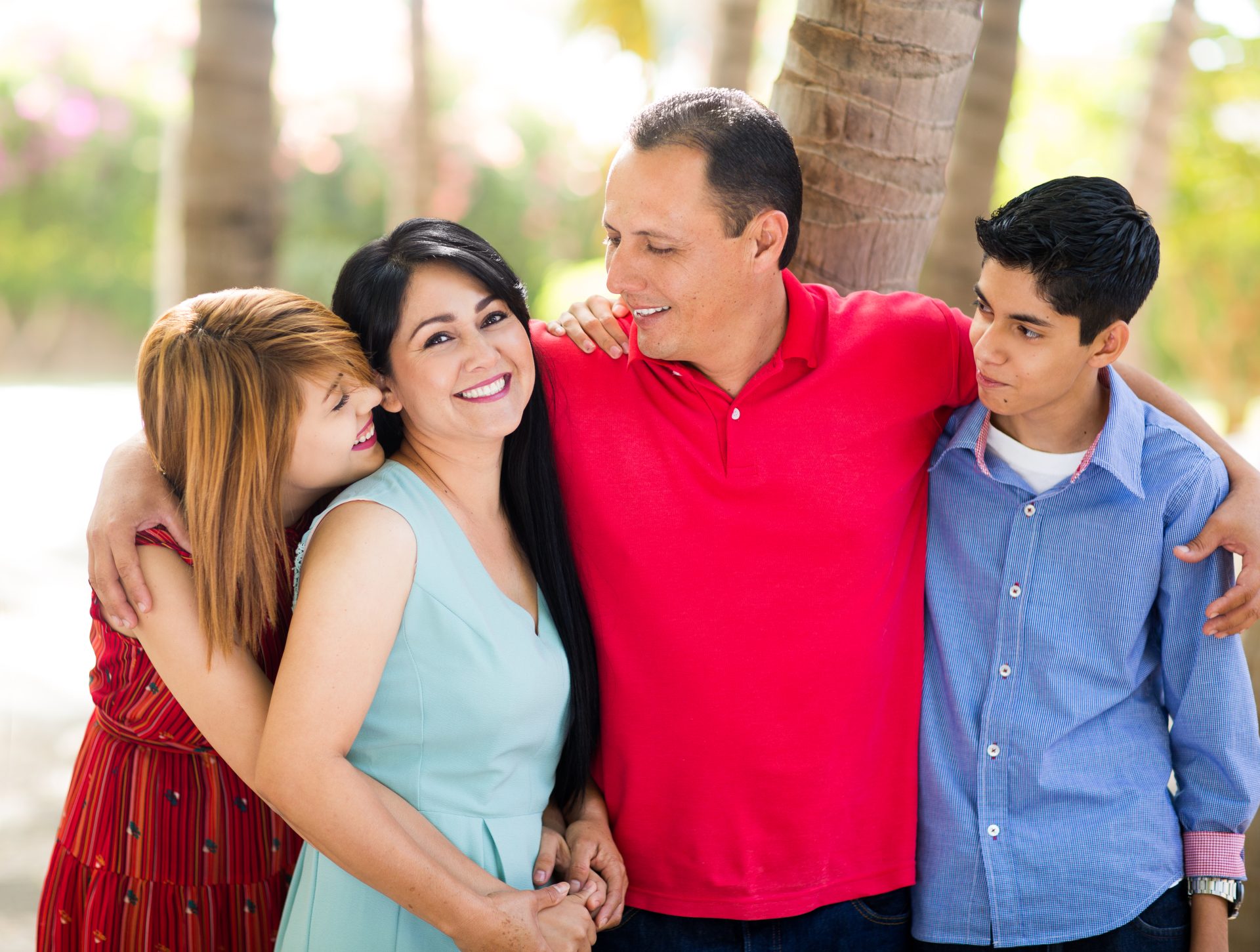 Familienportrait-in-der-Sonne-unter–1920×1451