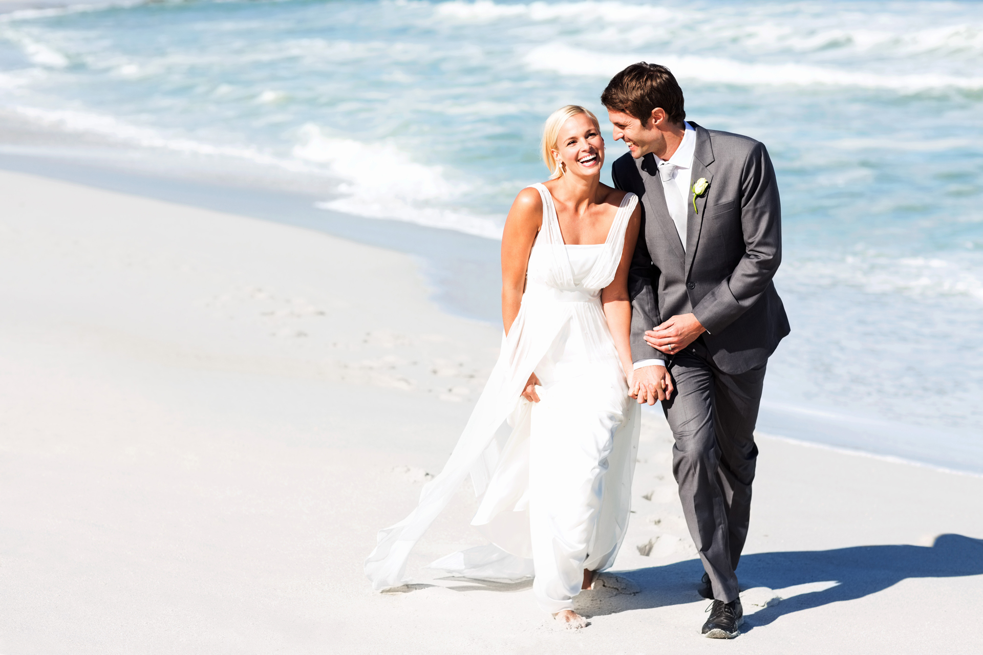 Hochzeitspaar-Spaziergang-am-Strand-01