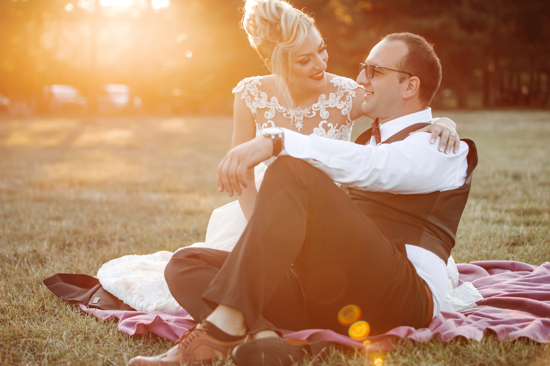 Hochzeitspaar-in-der-Abendsonne-sitzend-01