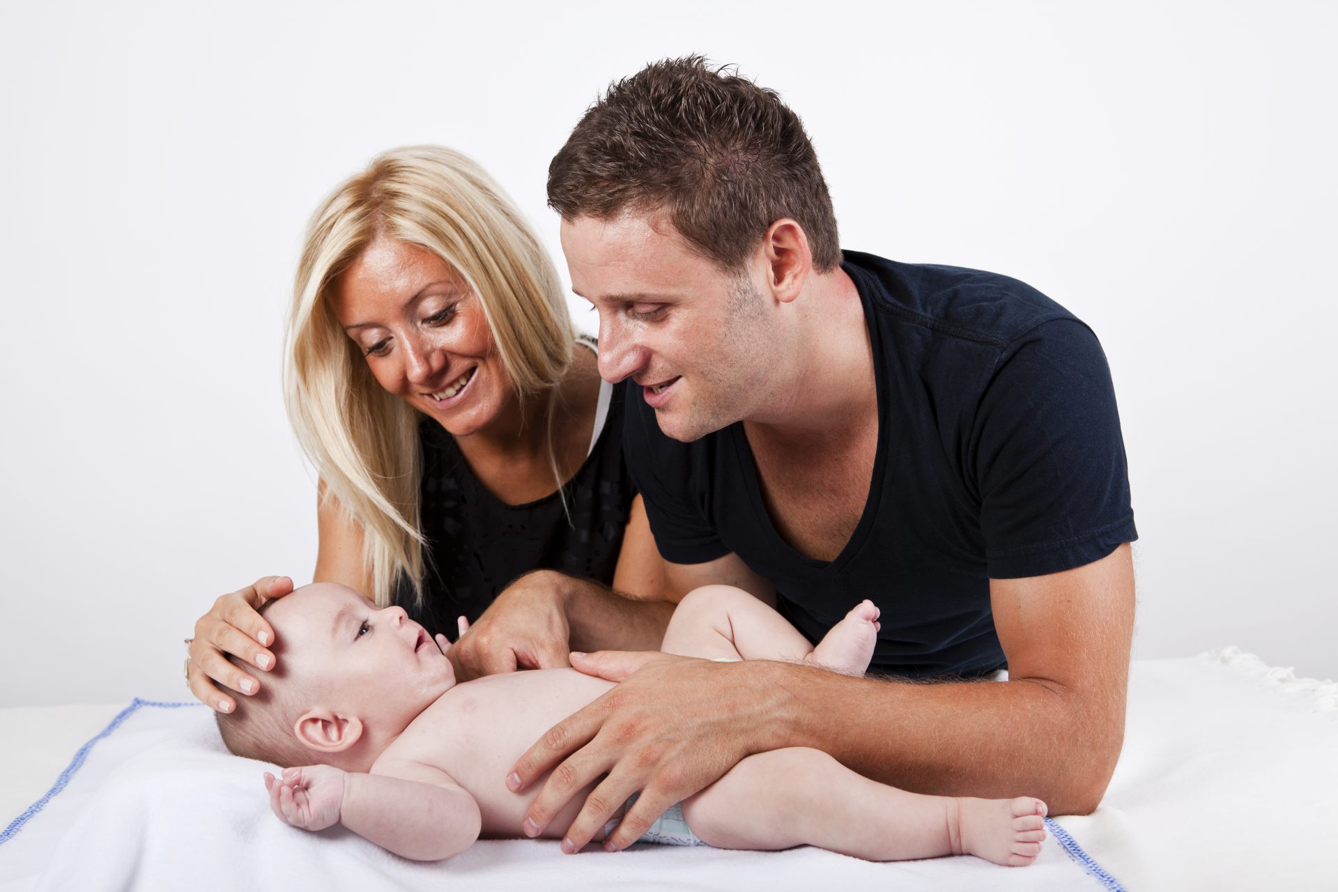 Neugeborenes-mit-Mama-und-Papa-1920×1280