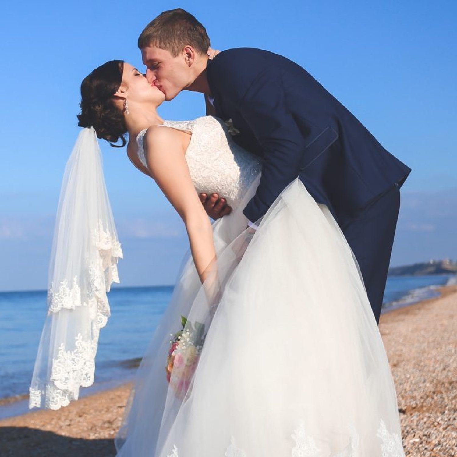 Brautpaar-am-Strand-kuessend-01-edited-1